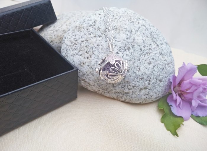 aroma šperk gulička s motýlom dekor